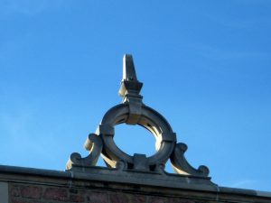 Architectural detail: stone ring on top of building